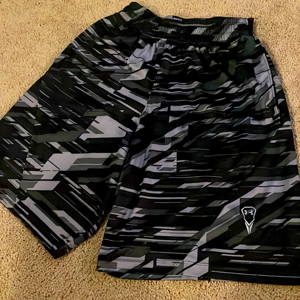UNDER ARMOUR MENS BLACK & GREY CAMO SIZE MEDIUM 9” INSEAM